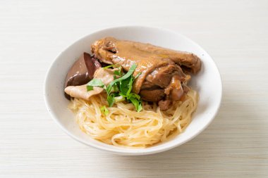 Beyaz kasede pişmiş ördekle kurutulmuş şehriye. Asya usulü.