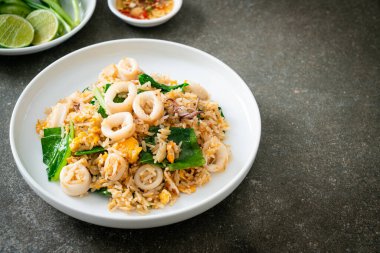 Kalamar ya da ahtapotlu pilav. Kalamar, yumurta ve lahana ile kızartılmış pilav.