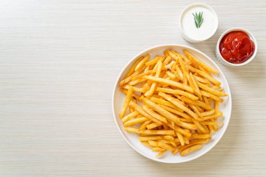 Patates kızartması ya da ekşi krema ve ketçaplı patates cipsi.