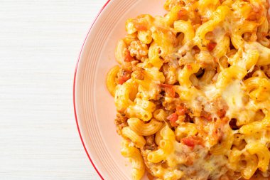 İtalyan usulü peynirli ev yapımı fırında makarna.
