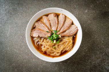 Ördek çorbalı ördek eriştesi. Asya usulü.