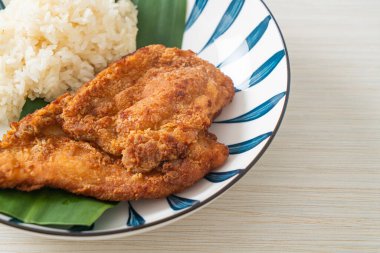 Yapışkan pirinç ve baharatlı tatlı soslu kızarmış tavuk.