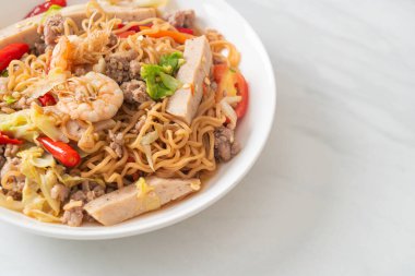 Asya usulü baharatlı erişte salatası, Tayland usulü.