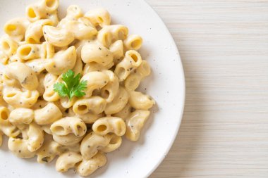 Fırında makarna ve peynir.