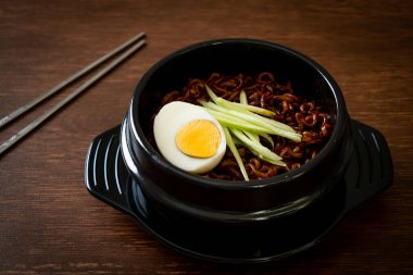 Kore fasulye soslu Anında Erişte salatalık ve haşlanmış yumurta (Jajangmyeon veya Jjajangmyeon) - Kore yemek tarzı