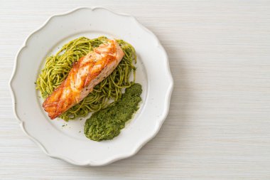 İtalyan usulü ızgara somonlu spagetti pesto.