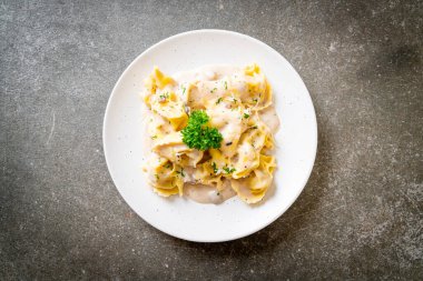 İtalyan usulü mantar soslu ve peynirli tortellini makarnası.