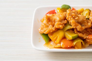 Kızarmış tatlı ve ekşi sosla domuz ve sebzeyi karıştır.