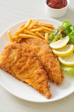 Patates cipsli ev yapımı sosisli Schnitzel, patates kızartmalı kızarmış tavuk, Avrupa yemeği tarzı.