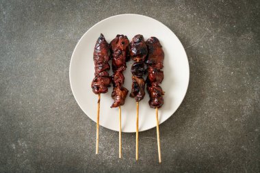 Izakaya usulü ızgara tavuk ciğeri şiş yakitori. Asya usulü.