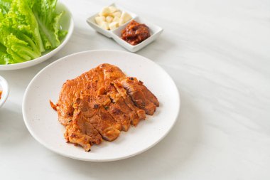 Kore usulü salamura edilmiş domuz eti sosu. Sebze ve kimchi ile birlikte. Kore usulü.