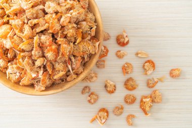 Kurutulmuş karides ya da kase içinde kurutulmuş tuzlanmış karides.