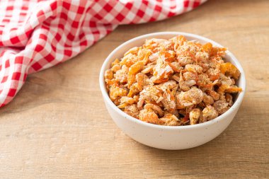 Kurutulmuş karides ya da kase içinde kurutulmuş tuzlanmış karides.