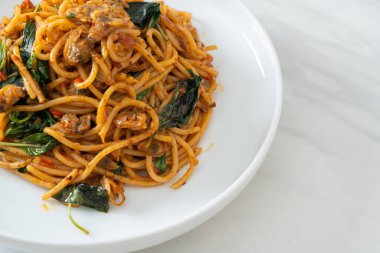 Kızarmış spagettiyi midye ve biber ezmesiyle karıştır - Füzyon yemek stili