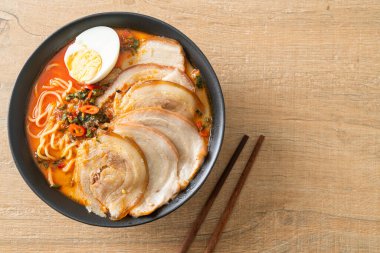 Ramen Eriştesi Baharatlı Tomyum Çorbası ile Kızarmış Domuz Füzyon Gıda Stili