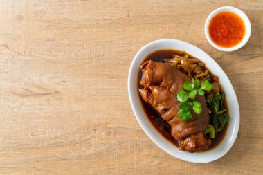 Domuz budu yahnisi ya da domuz budu - Asya yemeği tarzı