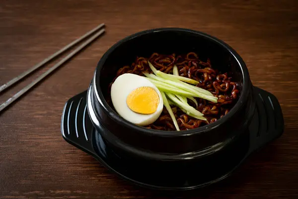 stock image Korean Instant Noodle with Black Bean Sauce topped cucumber and boiled egg (Jajangmyeon or JJajangmyeon) - Korean food style