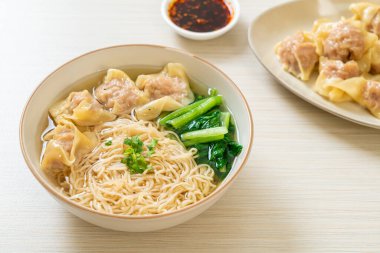 Yumurtalı erişte ile domuz çorbası veya domuz köftesi çorbası ve sebze - Asya yemeği tarzı.