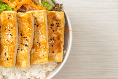 Teriyaki tofu pirinç kasesi - vejetaryen ve vejetaryen yemek tarzı