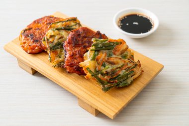 Pajeon veya Kore gözlemesi ve Kore kimçi krepi veya Kimchijeon - Kore geleneksel yemek tarzı