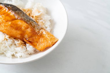 Soya soslu ızgara somon balığı. Japon usulü.