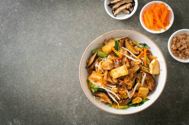 Tofu ve sebzeli kızarmış şehriye. Vejetaryen ve vejetaryen yemek tarzı.