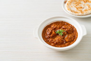 Hint usulü tavuk tikka masala baharatlı körili et yemeği roti veya naan ekmeği.
