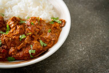 Tavuklu tikka masala, tabakta pilav, Hint yemeği tarzı.