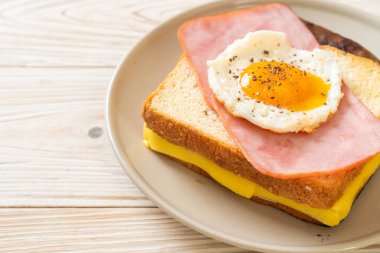 Ev yapımı kızarmış peynir üzerine jambon ve kahvaltıda domuz sosisli sahanda yumurta.