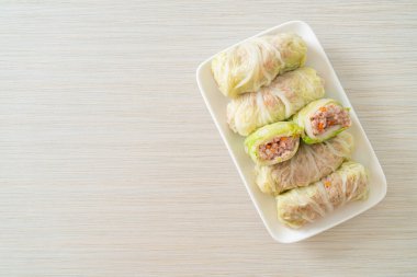 Çin lahanasına sarılı ev yapımı kıymalı domuz eti ya da haşlanmış lahana.