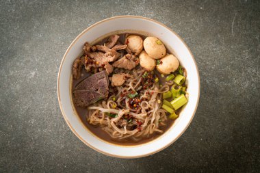 Domuz etli Tayland eriştesi, yahni, köfte ve domuz ciğeri kanlı çorba Tayland eriştesi usulü.