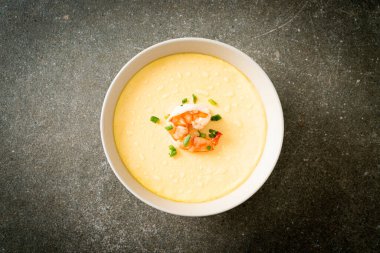 Karides ve taze soğanlı buğulanmış yumurta.