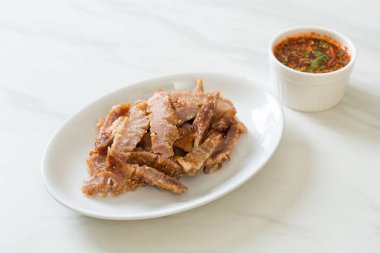 Izgara domuz boynu ya da Tayland baharatlı soslu kömür kaynayan domuz boynu.
