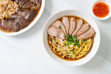 Kahverengi çorbada pişmiş ördekli yumurta eriştesi. Asya usulü.