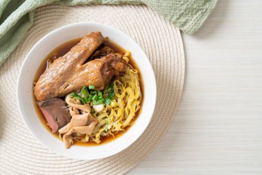 Kahverengi çorbada haşlanmış ördek ve haşlanmış yumurtalı şehriye Asya yemeği.