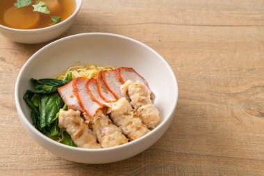 Barbekü Kırmızı Domuz eti ve Asya usulü Çorbalı Wonton Eriştesi.