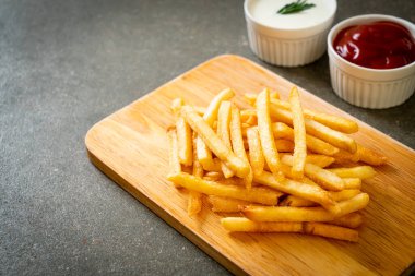 Patates kızartması ya da ekşi krema ve ketçaplı patates cipsi.