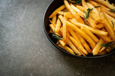 Patates kızartması ya da ekşi krema ve ketçaplı patates cipsi.