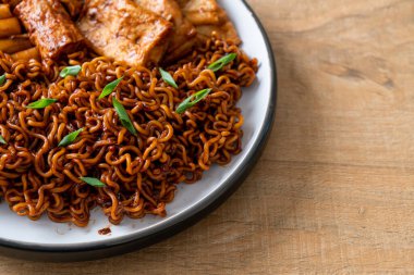 Odeng ve Omuk 'lu Jajangmyeon ya da Jajangmyeon - Kore usulü fasulye soslu balık köfteli Kore eriştesi - Kore yemeği tarzı