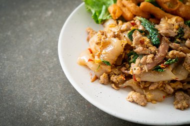 Kızarmış şehriye ile doğranmış tavuk ve fesleğen. Asya usulü.