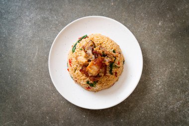 Tayland fesleğenli kızarmış pilav ve çıtır domuz eti Tayland yemeği tarzı.