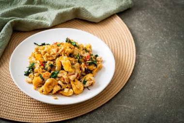 Tayland fesleğeni ve biberli sahanda yumurta Asya usulü.