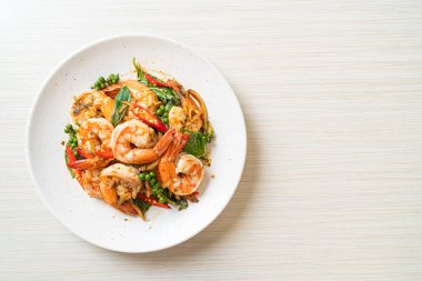 Karides ve otla karıştırılmış kutsal fesleğen. Asya usulü.