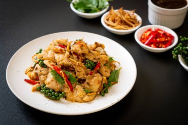 Balık ve otla karıştırılmış kutsal fesleğen. Asya usulü.