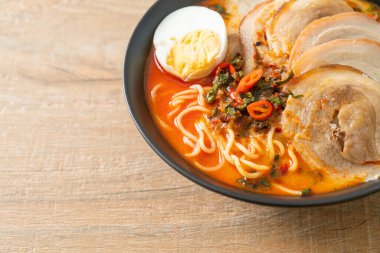 Ramen Eriştesi Baharatlı Tomyum Çorbası ile Kızarmış Domuz Füzyon Gıda Stili