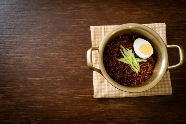 stock image Korean Instant Noodle with Black Bean Sauce topped cucumber and boiled egg (Jajangmyeon or JJajangmyeon) - Korean food style