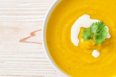 Beyaz kasede kabak çorbası - vejetaryen ve vejetaryen yemek tarzı