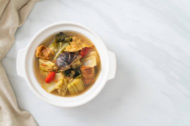 haşlanmış lahana turşusu ve acı kabak çorbası - Asya ve vegan ve vejetaryen yemek tarzı