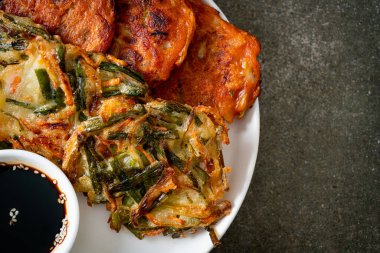 Pajeon veya Kore gözlemesi ve Kore kimçi krepi veya Kimchijeon - Kore geleneksel yemek tarzı