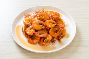 Tatlı karides, balık soslu ve şekerli Tayland yemeğidir. Asya usulü.